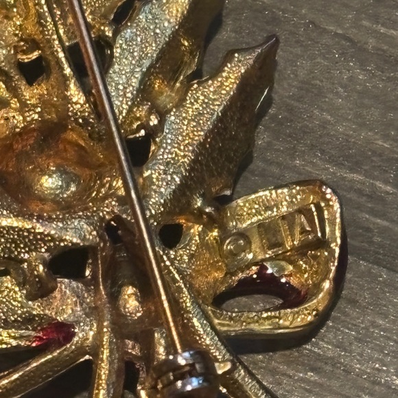 Vintage Gold and Red Bow Holiday Brooch - Picture 6 of 9